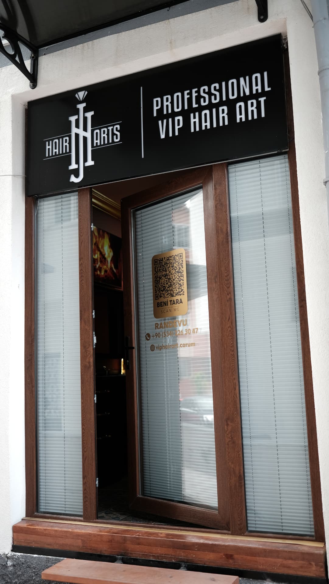 VIP Hair Art salon girişi ve tabelası